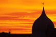 Jaskrawo pomarańczowy wschód słońca przy kopule we Wrocławiu, Polska