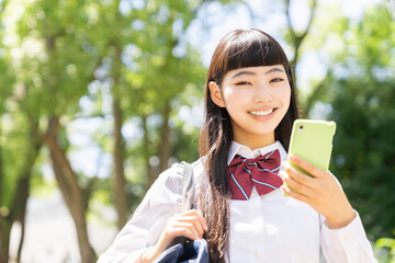 Wall Mural - 女子学生　スマホ　制服