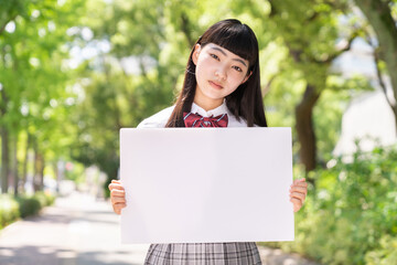 Wall Mural - 女子学生　制服　ホワイトボード　考える