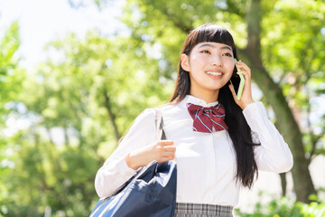 Wall Mural - 女子学生　電話　制服