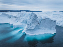 Icebergs Flotando Sobre El Agua Desde Punto De Vista Aéreo