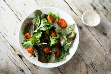 Poster - Healthy leaf salad with tomatoes