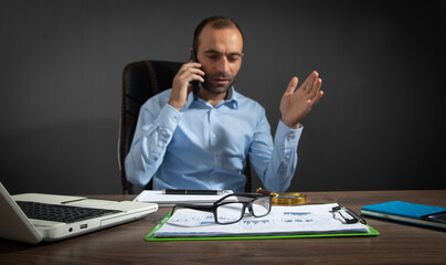 Poster - Focus on eyeglasses with a man talking on the smartphone.