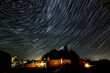 Sternspuren am Nachthimmel mit Gebäude Silhouetten im Vordergrund