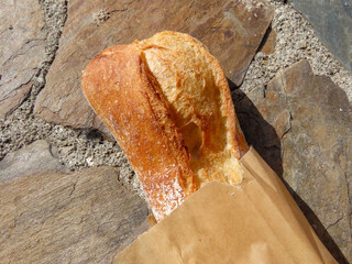 Poster - Baguette de pain sur une table en pierre