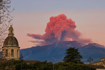 Aufkleber - Panoramic View Of The Strombolian Eruption Of Etna Against The Sky