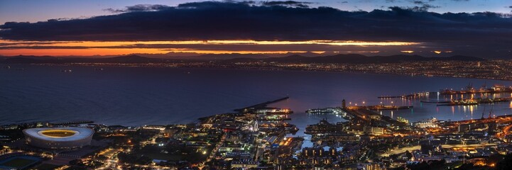 Sticker - Panoramic shot of Cape Town with city lights at sunset