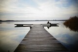 Fototapeta Pomosty - Spokojna woda i pomost nad jeziorem 