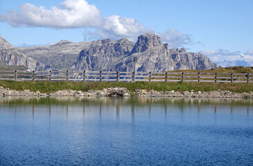 Wall Mural - Teich am Padonkamm mit Blick zum Sass Songher