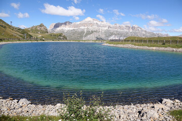 Wall Mural - Teich am Padonkamm mit Blick zur Sella