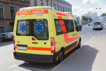 Canvas Print - ambulance on the city