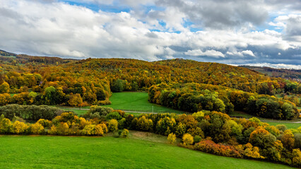 Wall Mural - Kleine Herbstwanderung durch die schöne Parklandschaft bei Bad Liebenstein - Thüringen - Deutschland