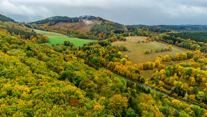 Wall Mural - Kleine Herbstwanderung durch die schöne Parklandschaft bei Bad Liebenstein - Thüringen - Deutschland