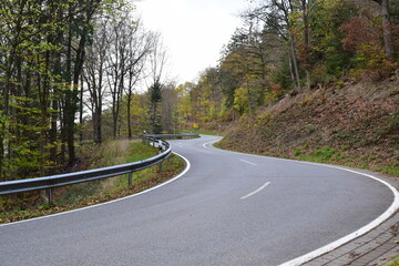 Canvas Print - steile S-Kurven, kurvige Strasse über die Hohe Acht im Herbst