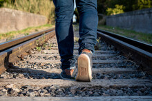 Hombre Caminando En Solitario Por Las Vías Del Tren