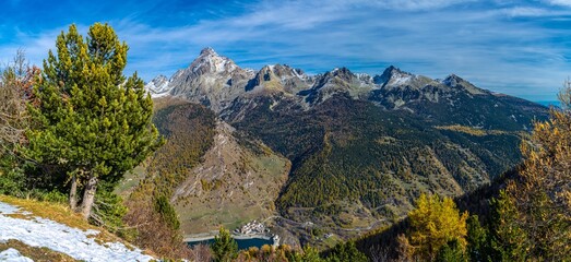 Wall Mural - I tesori della Valle Varaita: il piccolo borgo di Bellino a cavallo tra il Monviso ed il Pelvo d’Elva