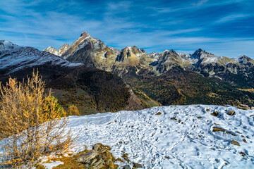 Wall Mural - I tesori della Valle Varaita: il piccolo borgo di Bellino a cavallo tra il Monviso ed il Pelvo d’Elva