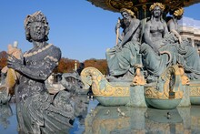 Close-up Shot Of Statues Of The De La Concorde Gambar Fountain In Paris, France
