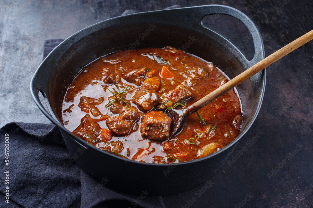 Traditionelles ungarisches geschmortes Hirschgulasch mit Gemüse und ...
