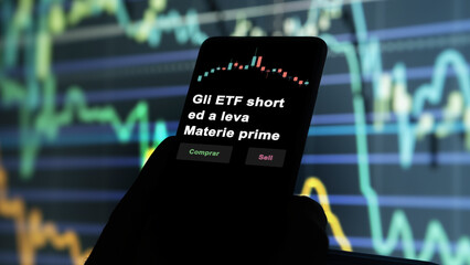 Wall Mural - Un inversor está analizando el gli short ed a leva materie prime etf fondo en pantalla. Un teléfono muestra los precios del ETF para invertir. Texto en español.