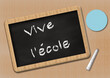 © Hervé Rouveure - craie, éponge et ardoise sur laquelle est écrit vive l'école