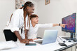 © Kossonoujeanmichel - Uomo e donna d'affare che si divertono lavorando in ufficio