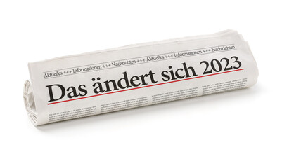 Wall Mural -  Zeitungsrolle mit der Überschrift Das ändert sich 2023