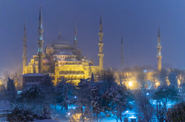 Wall Mural -  The blue mosque (Sultanahmet mosque) in winter day with snow in Istanbul,Turkey.