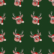 Urocze renifery w czapkach Świętego Mikołaja na zielonym tle. Świąteczny powtarzający się wzór.