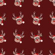 Urocze renifery w czapkach Świętego Mikołaja na ciemnym czerwonym tle. Świąteczny powtarzający się wzór.