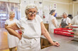 © Robert Kneschke - Bäckerei Chefin mit Erfahrung steht in der Bäckerei