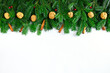 Gałązki jodły ozdobione orzechami i laskami cynamonu. Bożonarodzeniowe tło