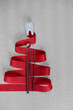 Zahnärztlicher Weihnachtshintergrund mit Platzhalter. Grundbesteck aus der Zahnarztpraxis, Spiegel, Sonde, Pinzette in einer weihnachtlichen Schleife verpackt