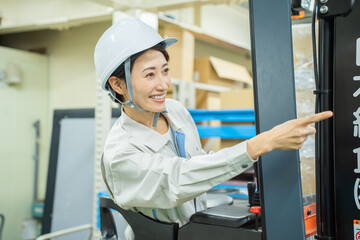 Wall Mural - フォークリフトで仕事をする日本人女性