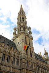 Wall Mural - Brussels town hall and the belgian flag in Grand Place
