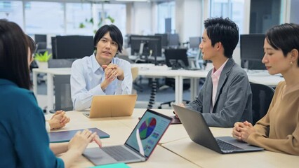 Poster - オフィスで会議するカジュアルな会社員グループ