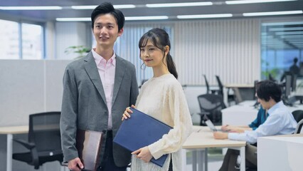 Sticker - オフィスに立つ若い会社員男女