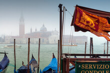 Venezia. Stazione di vaporetto con Bandiera con leone di San Marco
