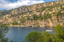 Voilier Au Mouillage Au Pied D'une Falaise Avec Une Grotte Et Des Villas Perchées Près Du Cap Mala à Proximité De Monaco Sur La Côte D'Azur