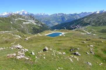 Vue sur le domaine des Arcs, Arc 2000, et sur la chaine du mont blanc en été, France, Savoie, 73, Bourg Saint Maurice, Les arcs