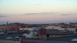 Video von den Dächern einer Stadt im Winter mit Rauch aus dem Kamin und einen Abendhimmel