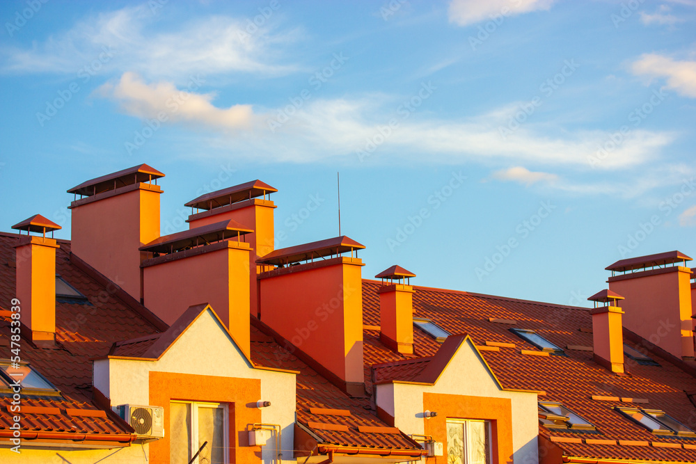 Foto de Stock Red rooftop of apartment building against blue sky. Terra ...