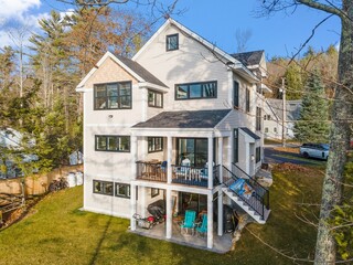 Sticker - Scenic view of a beautiful white modern house near the lake on a sunny day