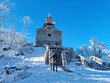 © FotoDax - Krajobraz na drzewa pokryte białym śniegiem i szronem w czasie mroźnej zimy.