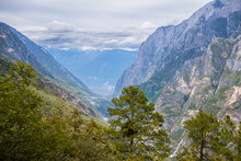 Trekking Through Tiger Leaping Gorge, A Scenic Canyon On The Jinsha River, A Tributary Of The Upper Yangtze River, Located Between Jade Dragon Snow Mountain And The Haba Snow Mountain, Yunnan, China