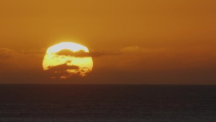 Wall Mural - Beautiful evening sunset with big Sun in the Atlantic Ocean at Portugal coast. 