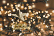 Luces de navidad en desenfoque y primer plano de una mano sosteniendo estrella dorada. Concepto de fiestas navideñas, navidad y pascuas.