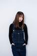 © peach100 - オーバーオールを着た女性
