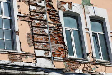 Wall Mural - A crumbling historic building in Russia. Historic building in poor condition. Windows of an old house.