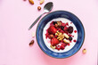 Joghurt mit Früchten und Nüssen